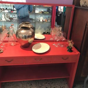 Liebevoll restaurierte Spiegelkommode in rot