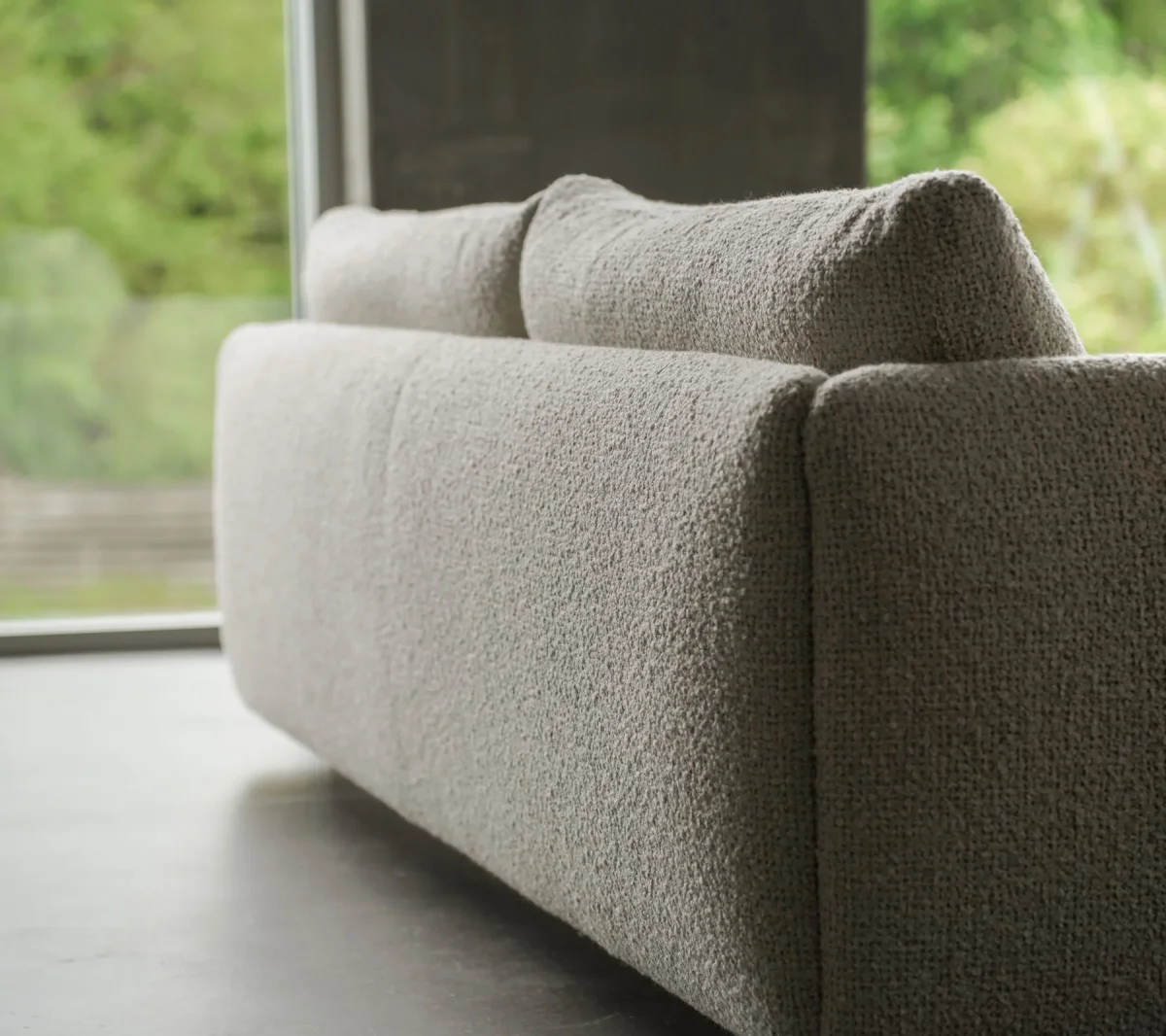 Bloom 3-Sitzer-Sofa mit Chaiselongue links und Sockel – Bild 6