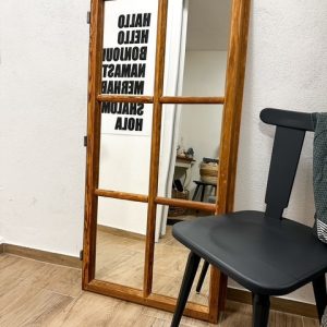 Neo – Alter Fensterrahmen mit Spiegel