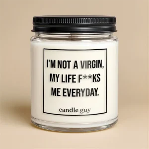 Kerze mit Spruch | I’m not a virgin, my life f**ks me everyday. | Farbe Weiß