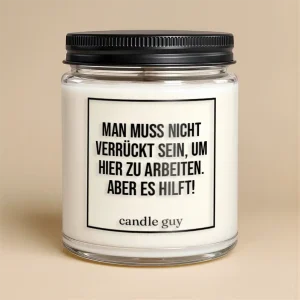 Kerze mit Spruch | Man muss nicht verrückt sein um hier zu arbeiten. Aber es hilft!